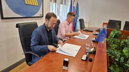 Župan dr. Gregor Kovačič in direktor Adriaplana Andrej Žiberna ob podpisu pogodbe za prenovo ceste v  Mereče  (2)